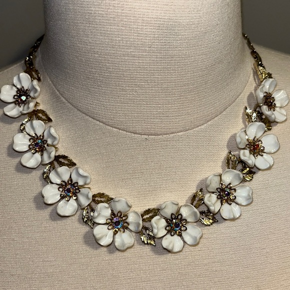 Vintage silvertone Listner Floral Necklace w/ white petals & rhinestone centers - Picture 4 of 9